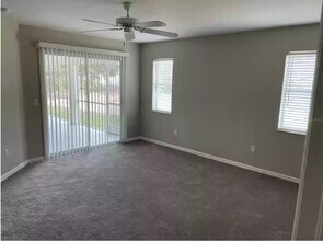 4492 Adelaide Ave in North Port, FL - Foto de edificio - Building Photo