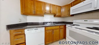 378 Sunderland Rd in Worcester, MA - Building Photo