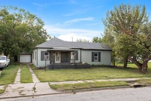 321 Liberty St in Hutchinson, KS - Building Photo