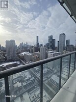 81 Wellesley St E in Toronto, ON - Building Photo