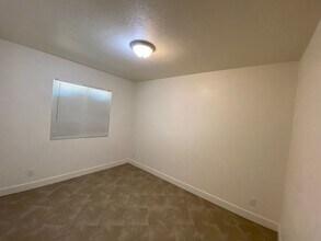 1001 S Owens St in Bakersfield, CA - Building Photo - Building Photo