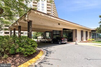 5225 Pooks Hill Rd in Bethesda, MD - Building Photo - Building Photo