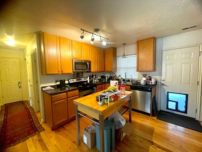 389 E 2400 S in Salt Lake City, UT - Building Photo - Building Photo