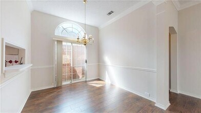 402 Moss Hill Rd in Irving, TX - Foto de edificio - Building Photo