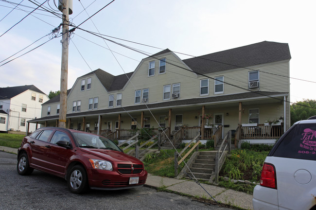 22-32 Overlook St in Whitinsville, MA - Foto de edificio - Building Photo