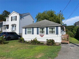 39 Brockett Rd in East Lyme, CT - Building Photo