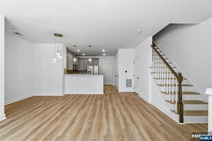 25 Veterans Dr in Wood Ridge, NJ - Building Photo