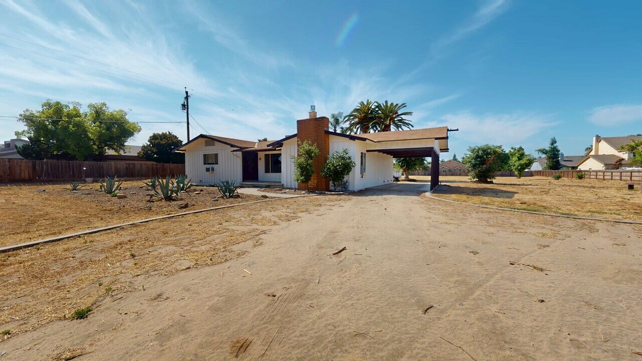 2060 Gettysburg Ave in Clovis, CA - Building Photo