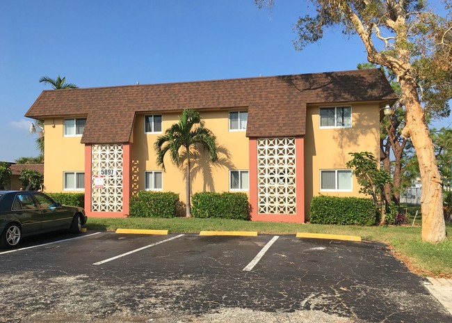 Casa di Roma Apartments in Oakland Park, FL - Building Photo - Building Photo