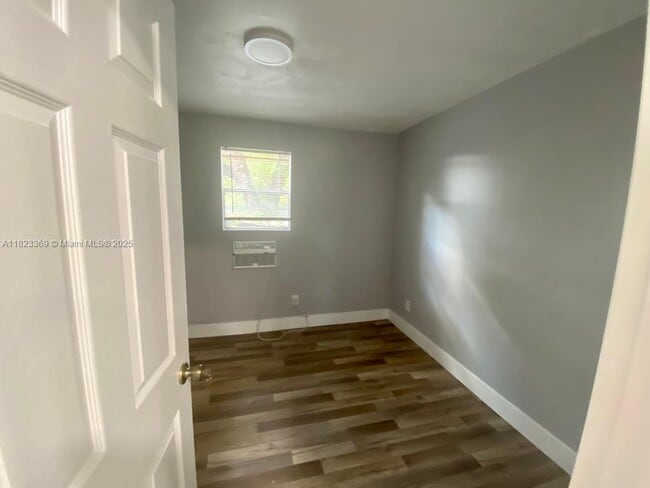 345 NE 168th St in North Miami Beach, FL - Building Photo - Building Photo