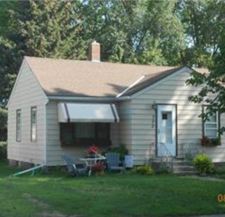 333 Cleveland Ave E in Winnebago, MN - Building Photo