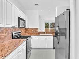 812 SE 4th Ct in Deerfield Beach, FL - Building Photo