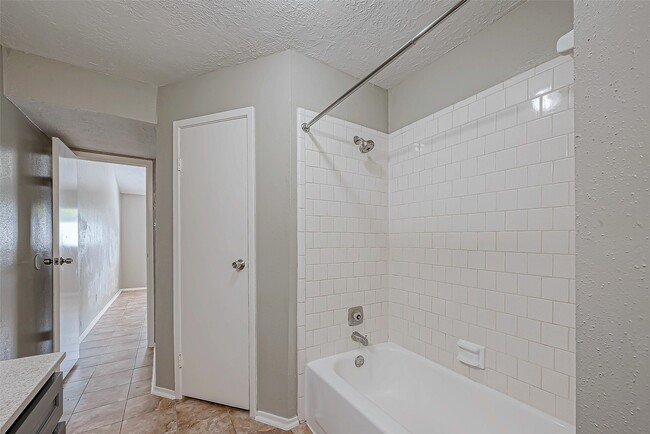 5105 Beaver Hollow Dr in Houston, TX - Foto de edificio - Building Photo