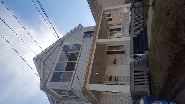 14 Lyons St in New Britain, CT - Foto de edificio - Building Photo