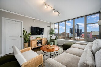 200 N Jefferson St, Unit 904 in Chicago, IL - Building Photo - Building Photo