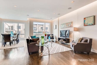 880 N Milwaukee Ave in Chicago, IL - Building Photo - Building Photo