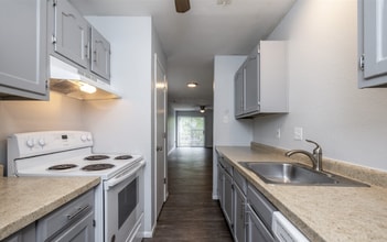 Whitehall Apartments in Topeka, KS - Building Photo - Building Photo