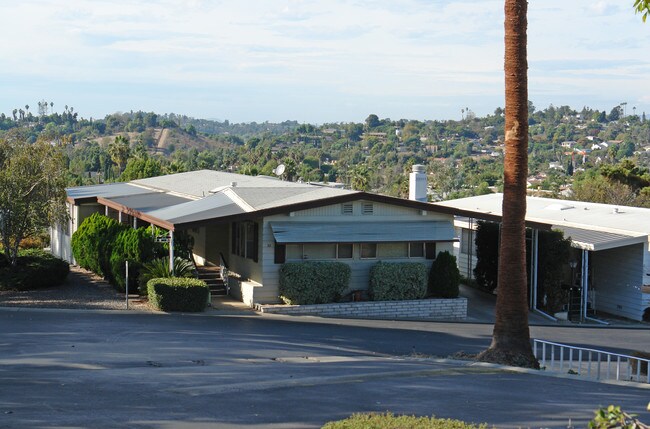 155 Las Flores Dr in San Marcos, CA - Foto de edificio - Building Photo