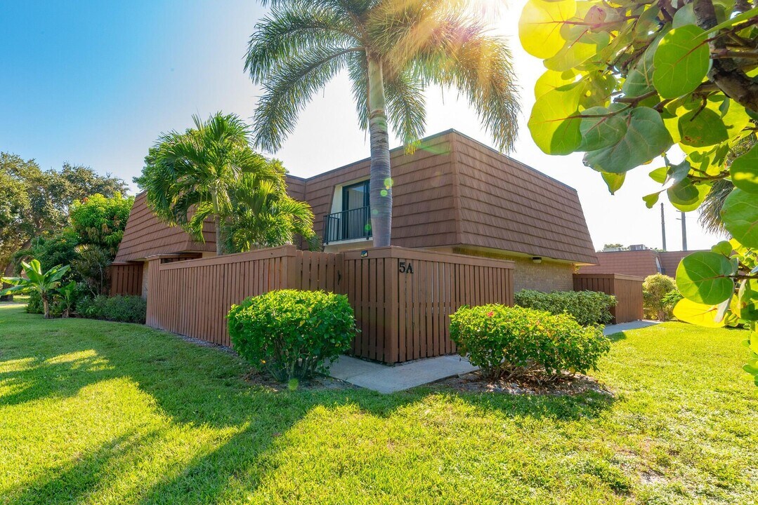 3900 County Line Rd in Jupiter, FL - Building Photo