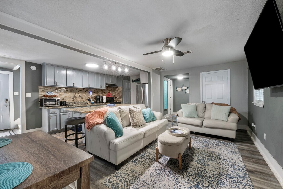 3218 Ave Q 1/2 in Galveston, TX - Building Photo