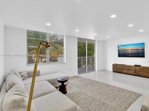 10000 W Bay Harbor Dr in Bay Harbor Islands, FL - Building Photo - Building Photo