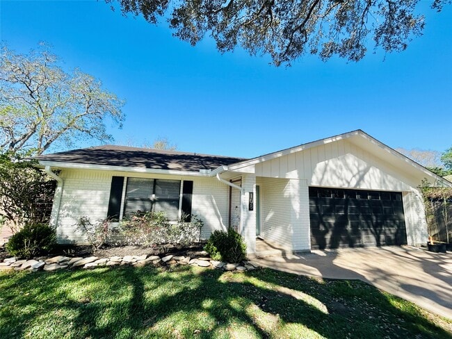 108 Creek Bend Ln in Columbus, TX - Building Photo - Building Photo