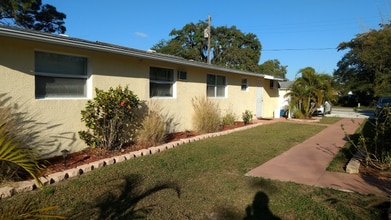 80-104 N Mango St in Englewood, FL - Building Photo - Building Photo
