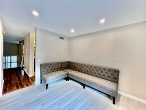 3330 Caminito Eastbluff in La Jolla, CA - Building Photo - Building Photo