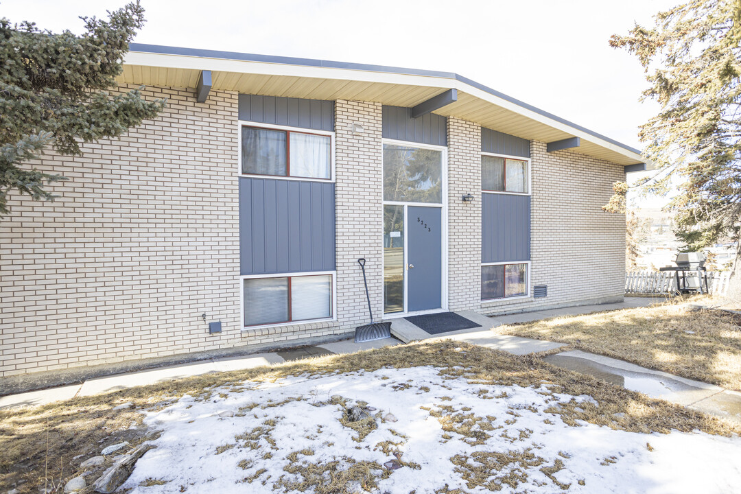 3223 14 St NW in Calgary, AB - Building Photo