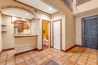 516 S Post Oak Ln in Houston, TX - Foto de edificio - Building Photo