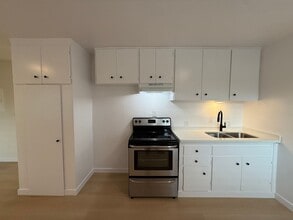 15634 Leadwell St in Los Angeles, CA - Building Photo - Building Photo