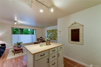 11208 NE 68th St, Unit 111 in Kirkland, WA - Building Photo - Building Photo