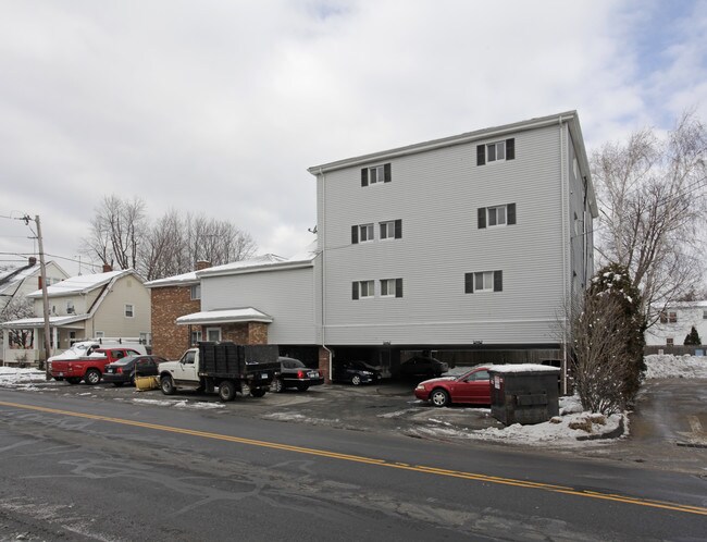 674 Cove Rd in Stamford, CT - Foto de edificio - Building Photo