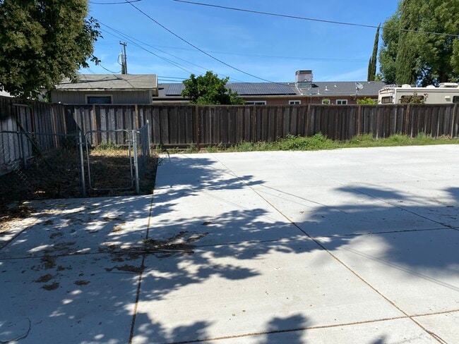 593 Maxwell Ln in Lathrop, CA - Foto de edificio - Building Photo
