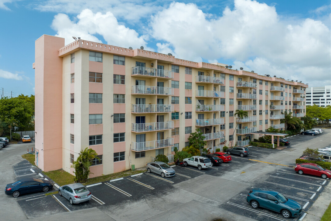 Tall Tree Condominium in North Miami Beach, FL - Building Photo