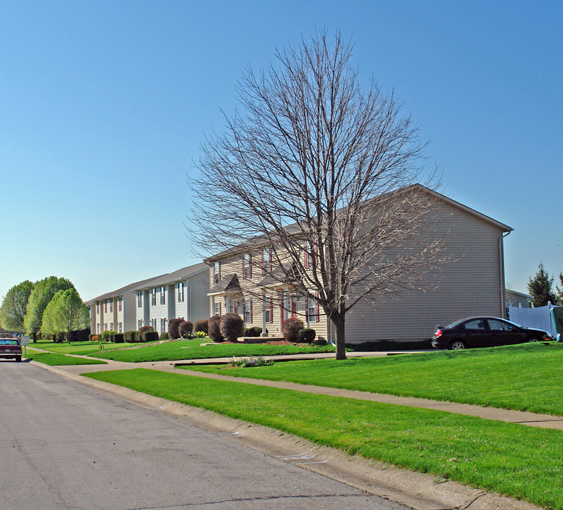 1815-1901 N Lakeman Dr in Bellbrook, OH - Foto de edificio