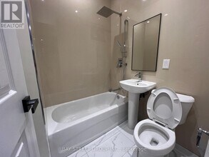 2386-2386 Lake Shore Blvd W in Toronto, ON - Building Photo - Building Photo
