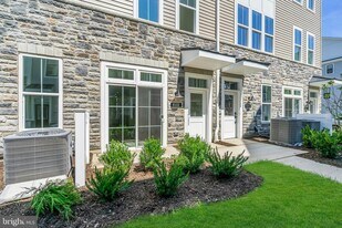 8102 Donatello Dr in Princeton, NJ - Building Photo