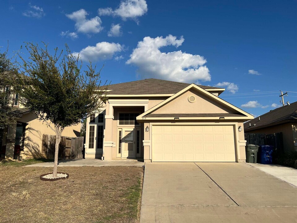815 Bartolome Ln in Laredo, TX - Building Photo