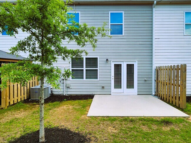 5256 Barberry Ave in Oakwood, GA - Foto de edificio - Building Photo