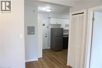 28 Victoria Ave N in Hamilton, ON - Building Photo - Building Photo