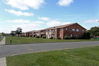 Waterside Gardens in Brick, NJ - Foto de edificio - Building Photo