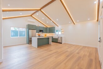 14902 Hesby St in Los Angeles, CA - Building Photo - Building Photo