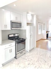 17418 Califa St in Los Angeles, CA - Foto de edificio - Building Photo