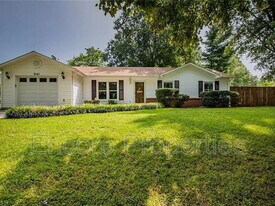 2141 Stonehaven Rd in Kernersville, NC - Building Photo