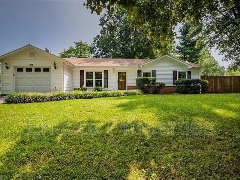 2141 Stonehaven Rd in Kernersville, NC - Building Photo