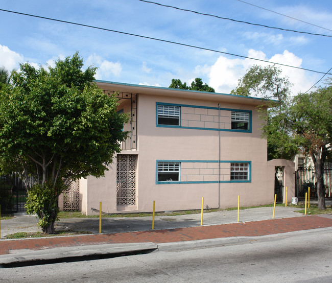 142 SW 17th Ave in Miami, FL - Building Photo - Building Photo