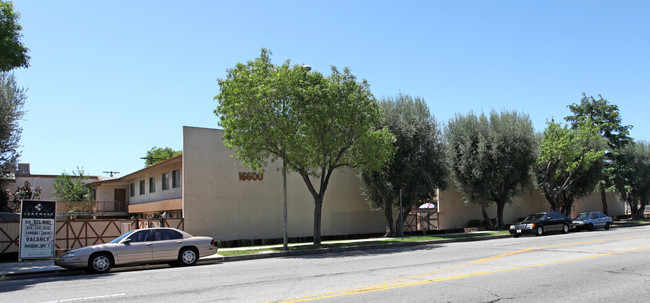 Linda Granada Apartments in Granada Hills, CA - Foto de edificio - Building Photo