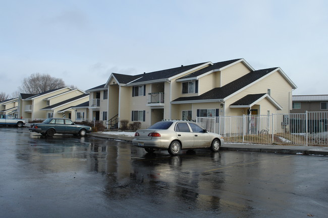 Meadowbrook Apartments in Emmett, ID - Building Photo - Building Photo