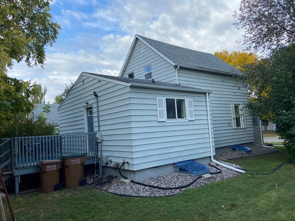 813 1st Ave NE, Unit 1 in East Grand Forks, MN - Foto de edificio